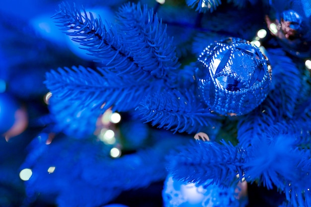 Klassieke blauwe kerstboom met ornamenten