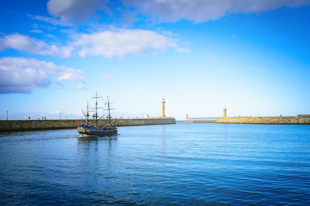 Klassieke boot op Whitby-haven in Whitby-abdij Noord-Yorkshire