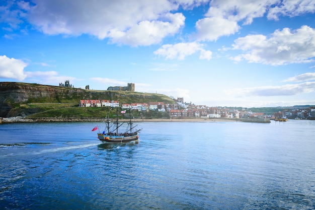 Klassieke boot op Whitby-haven in Whitby-abdij