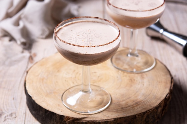 Klassieke Brandy Alexander-cocktail op houten tafel Kopieer de ruimte