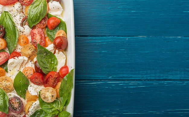 Klassieke caprese salade, vegetarische keuken gezond eten