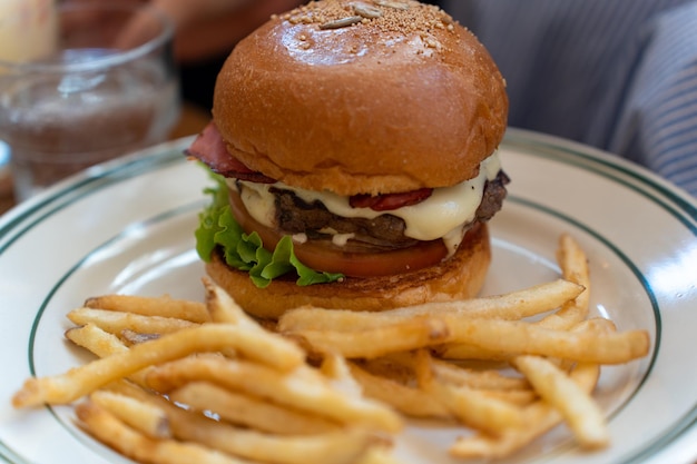 Klassieke Cheeseburger op een Brioche Bun met plantaardige gezonde voeding