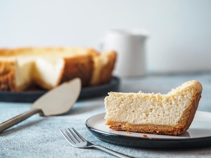 Foto klassieke cheesecake op tafel kopieerruimte