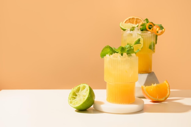 Klassieke cocktailslimonade mai tai mojito op modern stilleven