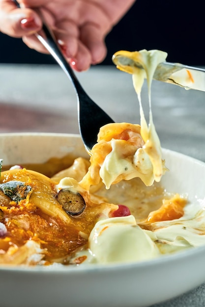 Klassieke crêpe suzette met sinaasappeljam-ijs en bessen in een bord Een heerlijk dessert