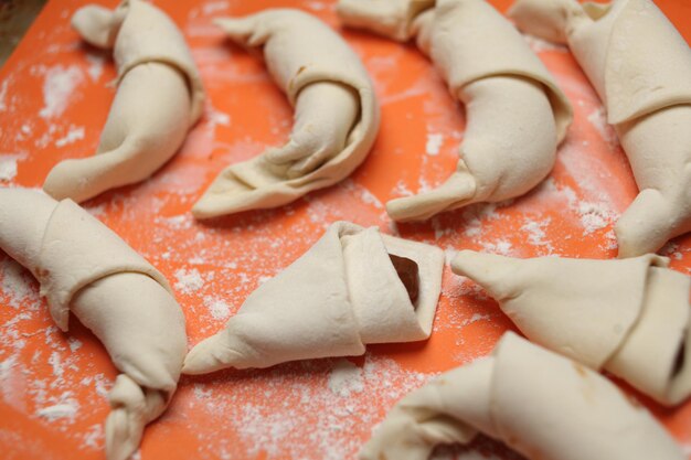 Klassieke croissants maken Halvemaanbroodjes voor het bakken van croissants op een dienblad French Pastry good