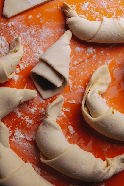 Klassieke croissants maken Halvemaanbroodjes voor het bakken van vintage fotoverwerking