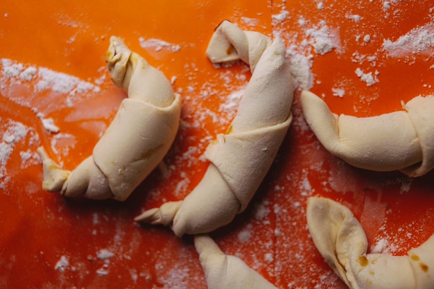 Klassieke croissants maken Halvemaanbroodjes voor het bakken van vintage fotoverwerking