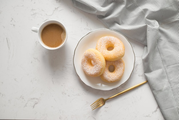 Klassieke donut. Ochtendontbijt op tafel in de woonkamer thuis.