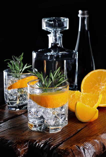 Klassieke Dry Gin met tonic en sinaasappelschil