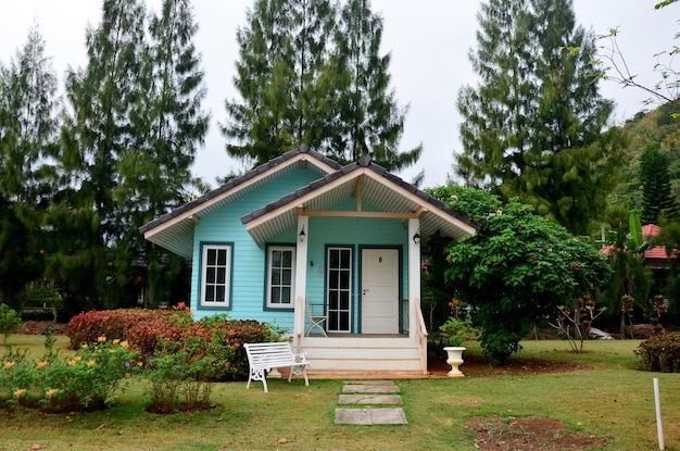 Klassieke europese huisstijl in natuurlijk en bergachtig in nakhon ratchasima thailand