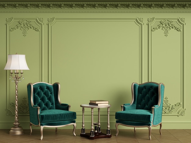 Klassieke fauteuils in klassiek interieur met leeg klassiek frame aan de muur.green gamma