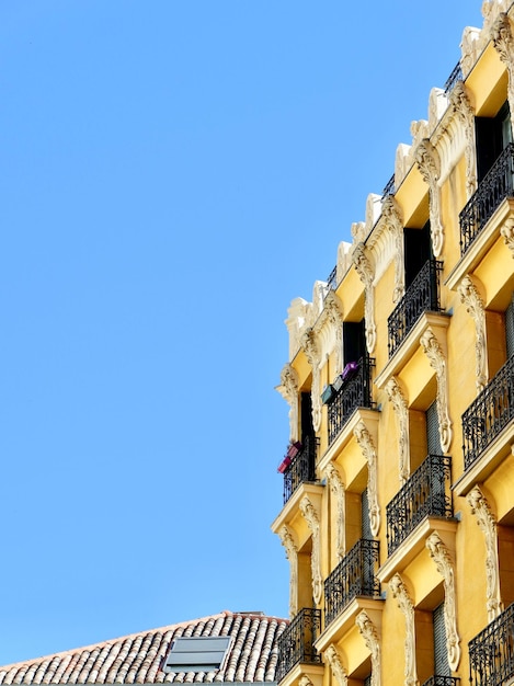 Klassieke gele gevel van het gebouw in het centrum van Madrid Stijlvolle architectuur in het historische stadscentrum