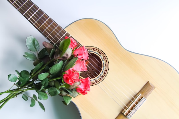 Foto klassieke gitaar en rode rozen