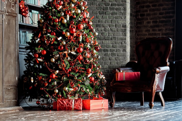 Klassieke groene kerstboom in de kamer met boeken. Kerst interieur