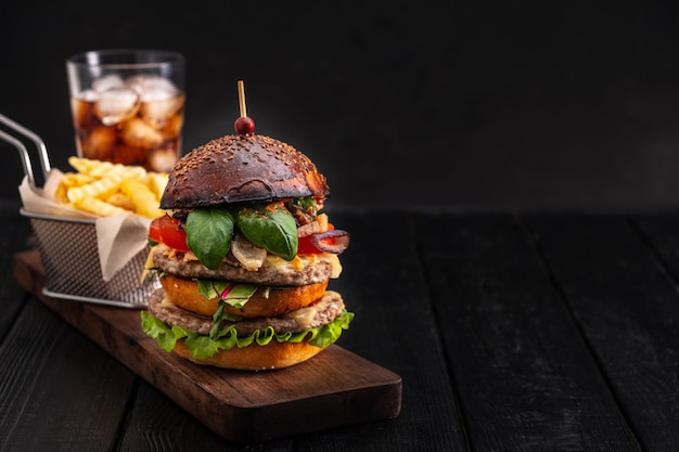 Klassieke hamburger met frietjes en coca cola op een donkere achtergrond