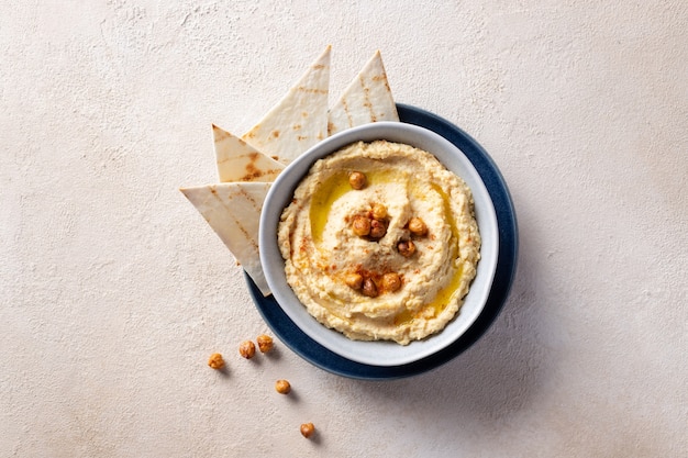 Klassieke hummus in kom met kikkererwten