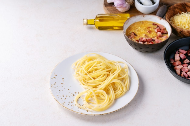 Klassieke Italiaanse alla-carbonara van Spaghettideegwaren