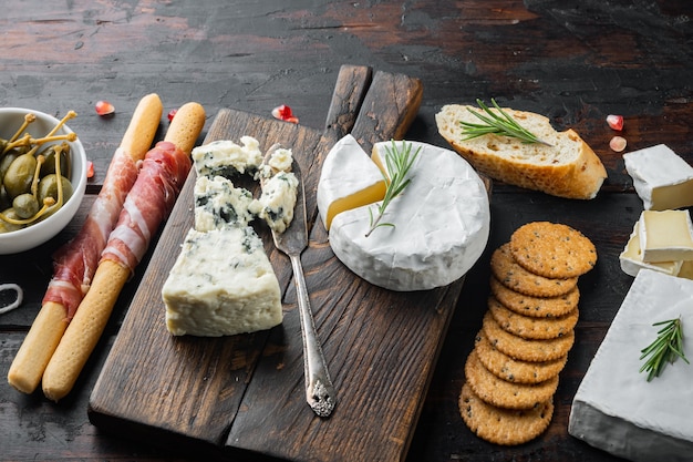 Klassieke Italiaanse antipasti set, op donkere houten tafel