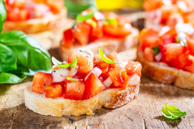 Foto klassieke italiaanse bruschetta die op houten raad wordt gediend