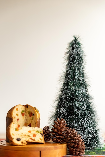 klassieke Italiaanse panettone op een tafel versierd met dennenappels wachtend op Kerstmis