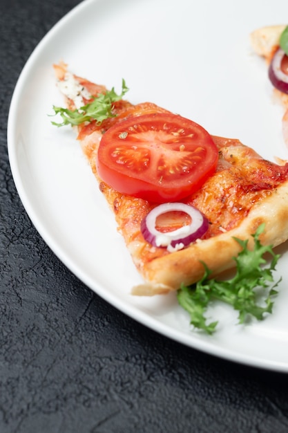 klassieke Italiaanse pizza met tomaten op een witte plaat