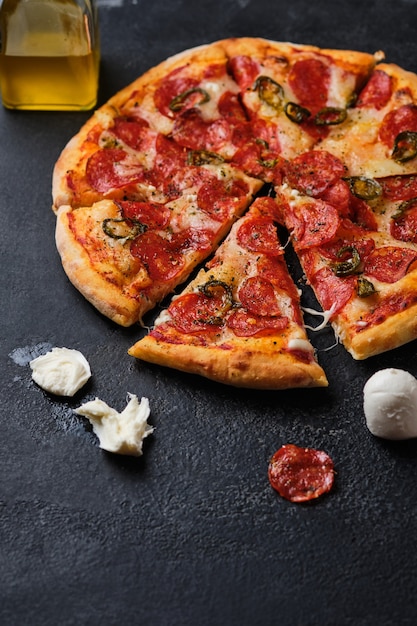 Klassieke Italiaanse pizzapepperoni met jalapenopepers.