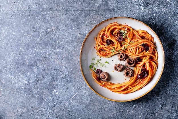 Klassieke italiaanse spaghetti ansjovis pasta