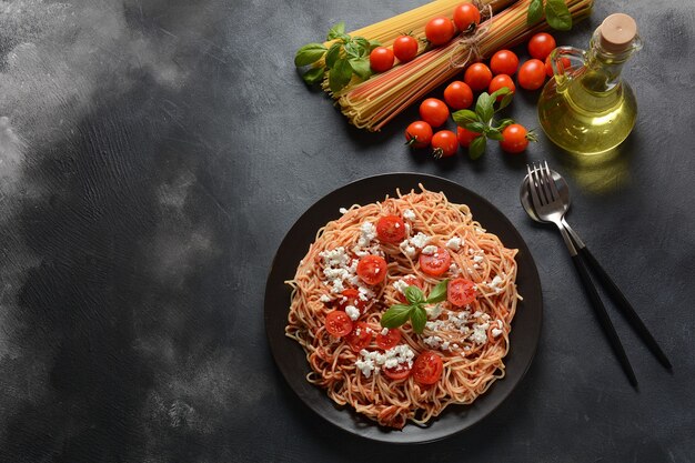 Klassieke Italiaanse spaghettideegwaren met tomatensaus