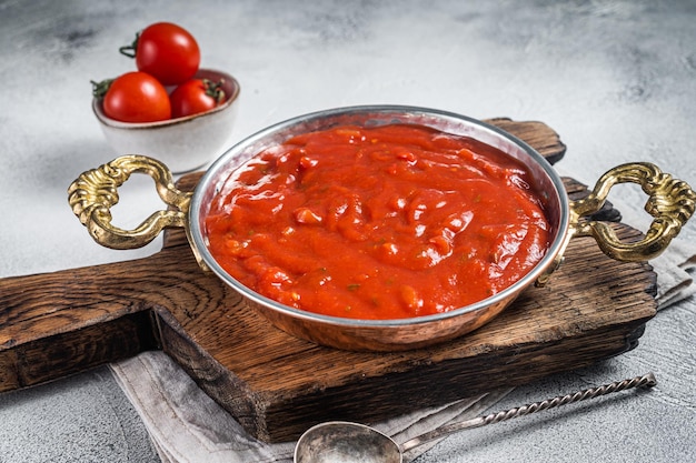 Klassieke Italiaanse tomatensaus met basilicum voor pasta en pizza in koekenpan Witte achtergrond Bovenaanzicht