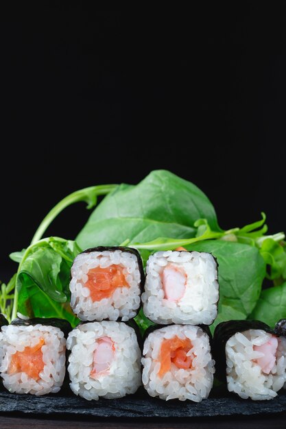 Klassieke Japanse sushi rolt in close-up tegen een donkere achtergrond