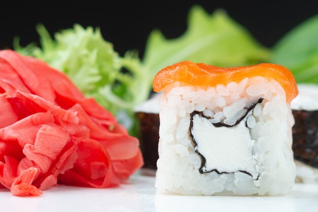 Klassieke Japanse sushi rolt in close-up tegen een donkere achtergrond