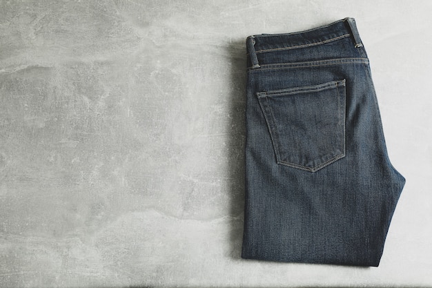 Klassieke jeans op grijze tafel