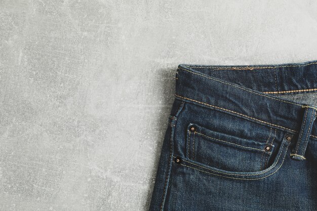 Klassieke jeans op grijze tafel