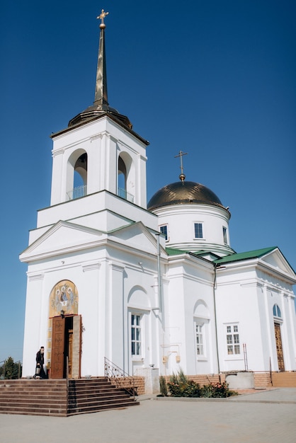 Klassieke kathedraal van de orthodoxe kerk met iconen en altaar