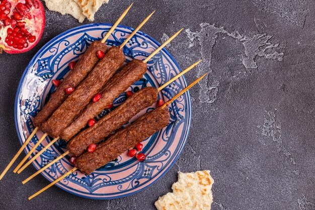 Klassieke kebabs op de plaat.