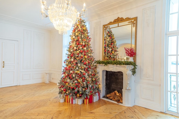 Klassieke kerst ingerichte interieur kamer nieuwjaarsboom met rode en gouden versieringen moderne witte c