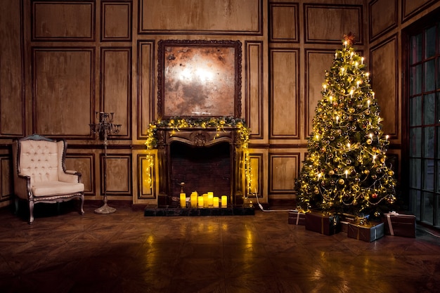 Klassieke kerstboom ingericht in grunge kamer interieur