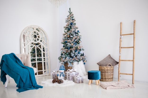 Klassieke Kerstmis Nieuwjaar ingericht interieur kamer Nieuwjaar boom