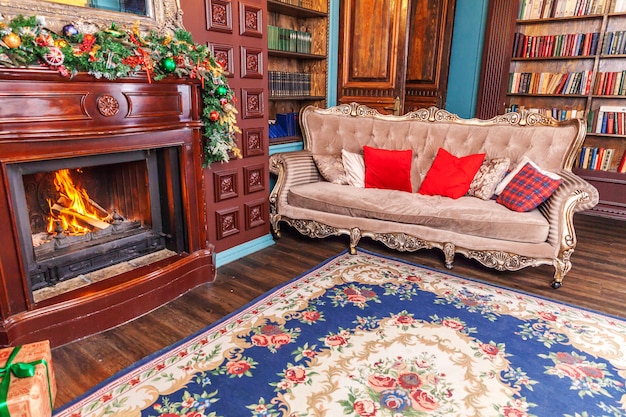 Klassieke Kerstmis Nieuwjaar ingerichte interieur kamer thuisbibliotheek met open haard.