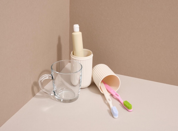 Klassieke kleurrijke tandenborstels en mondverzorgingsaccessoires Concept voor persoonlijke hygiëne en tandverzorging