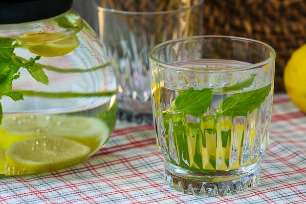 Klassieke limonade met verse munt op tafel