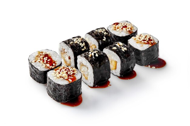 Klassieke maki sushi rolletjes met paling gekruid met unagi saus en sesam