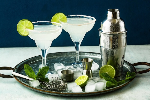 Klassieke margarita-cocktail op tafel met baraccessoires