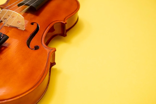 Klassieke muziek concert poster met oranje kleur viool op gele achtergrond met kopie ruimte voor