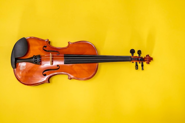 Klassieke muziek concert poster met oranje kleur viool op gele achtergrond met kopie ruimte voor