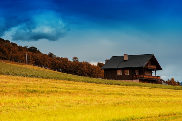 Klassieke Noorwegen cottage landschap achtergrond hd