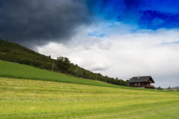 Klassieke Noorwegen cottage landschap achtergrond hd