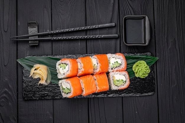 Klassieke Philadelphia sushi rolset met zalm en roomkaas