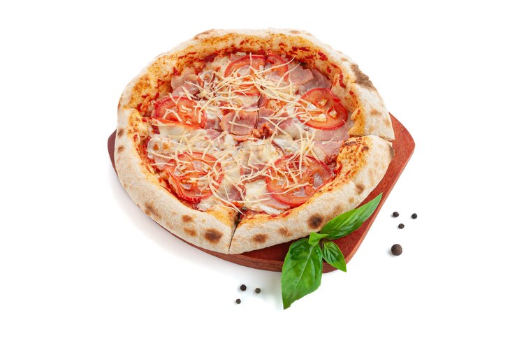 Klassieke pizza met tomaten, ham en kaas. Op een houten dienblad. Versierd met basilicum en kruiden. Witte achtergrond. Geïsoleerd.